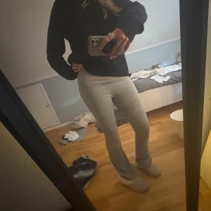 Grå yogapants från Gina Tricot - Säljer ett par grå yogapants från Gina Tricot i storlek 158/164. säljer för at de blivit för små men bra skick. skviv vid frågor ellr fler bilder, tryck gärna på köp direkt😛💕