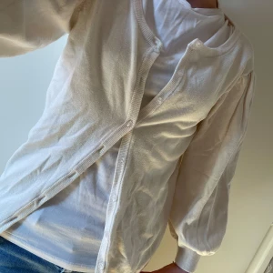 Vit kofta med puff armar🤍💖 - Säljer denna vita koftan för den inte kommer till användning längre☺️Är i storlek S och är normal i storleken🩷lite knottrig