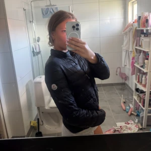 Svart dunjacka från Moncler - Säker denna moncler jacka med gulliga fickor.Den är äkta(se sista bild). Köp här på Plick för 1200kr. Endast använd en gång av mig. Den är i storlek XS och jag kommer sälja den för 699kr. Skriv om ni har frågor, om du vill köpa är det bara att trycka på köp nu❤️