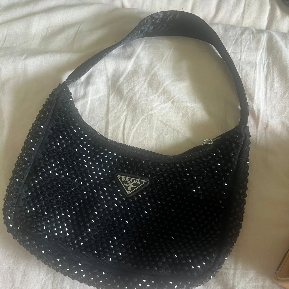 Svart axelväska med stenar