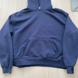 Mörkblå hoodie med huva - Snygg mörkblå hoodie från Gina tricot i oversize storlek, använd en del men inga defekter. Nypris 349, lite luddrig inuti 
