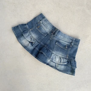 rare vintage y2k lågmidjad volang jeanskjol  - vacker 2000-tals babydoll lågmidjad jeanskjol med volanger i lager 💜se mått på bilderna 