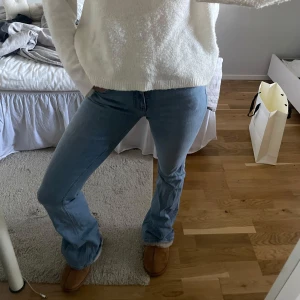 Ljusblå bootcut jeans - Säljer ett par ljusblå jeans med bootcut passform och låg midja. 