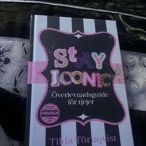 Stay Iconic: Överlevnadsguide för tjejer - En färgstark och inspirerande överlevnadsguide för tjejer, fylld med tips och pepp för att vara sitt ikoniska jag. Perfekt för unga som vill boosta sitt självförtroende och hitta sin egen stil.