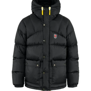 Svart dunjacka från Fjällräven - Säljer min svarta jacka nu ifrån fjällräven då den är lite för puffig för mig🥰🥰skriv för fler bilder eller funderingar!!jackan har ett litet hål som är övertejpat,syns inte super mycket.jackan är köpt ifrån natur kompaniet🫰 
