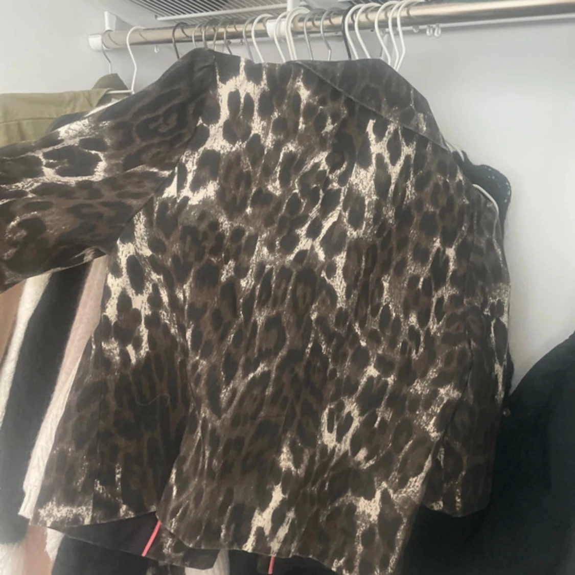 Leopardmönstrad kavaj från Atmosphere - 4