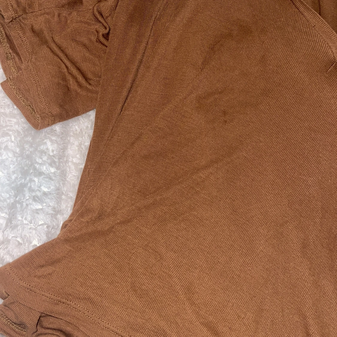 Brun v-ringad topp från NA-KD - 2