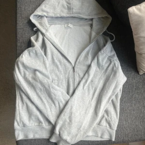 Grå zip hoodie - Tröja med dragkedja från Even&Odd i stl S. Fläck på ärmen som säkert försvinner i tvätten. Har ej testat🥰