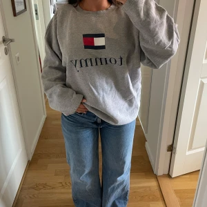 Tommy Hilfiger sweatshirt - Sweatshirt från Tommy Hilfiger i herrstrl XL och begagnat skick 💌 Tyget har blivit något noppigt och det är lite fläckar på nedre delen av tröjans framsida, se bild 4 och 5.