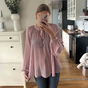 Rosa blus med knyt framtill från Kappahl  - Supersöt rosa blus med knyt framtill från Kappahl. Blusen är i storlek 38 men skulle säga att den passar dem som både är mindre och större upptill eftersom att den har en ganska loose fit. Super sval och skön att ha lite varmare dagar. 