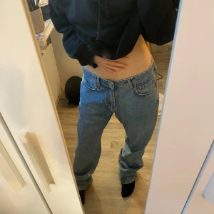 Blå low waist straight jeans 28/32 - Supersnygga lösa jeans från bikbok. Midja 28, längd 32. ALDRIG använd så dom är i ett superbra skick🩷😊