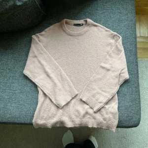 Rosa stickad tröja - Stickad tröja ifrån Lager 157 i gammel rosa, stl XS! Använd få gånger💕