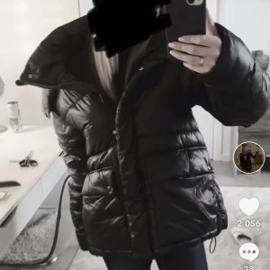 Vinter jacka  -  Jättefin vinterjacka från indiska lite skrynklig nu för han har leg garderoben men det går att fixa till 💕 storleken står ej, men har för mig att jag är en XS funkar nog till S och M också men för mig som är XS har den suttit perfekt