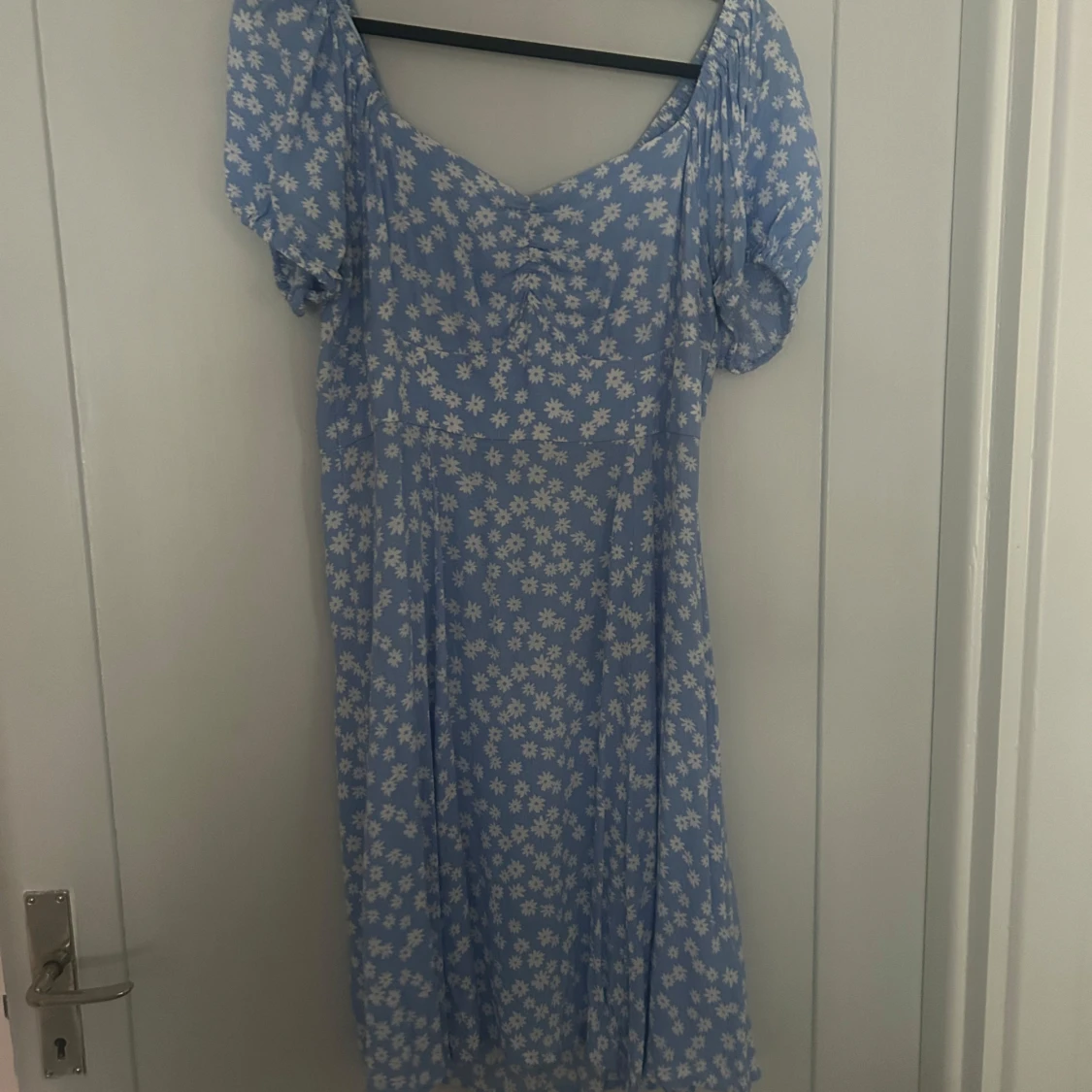 Blommig blå kortklänning med puffärm