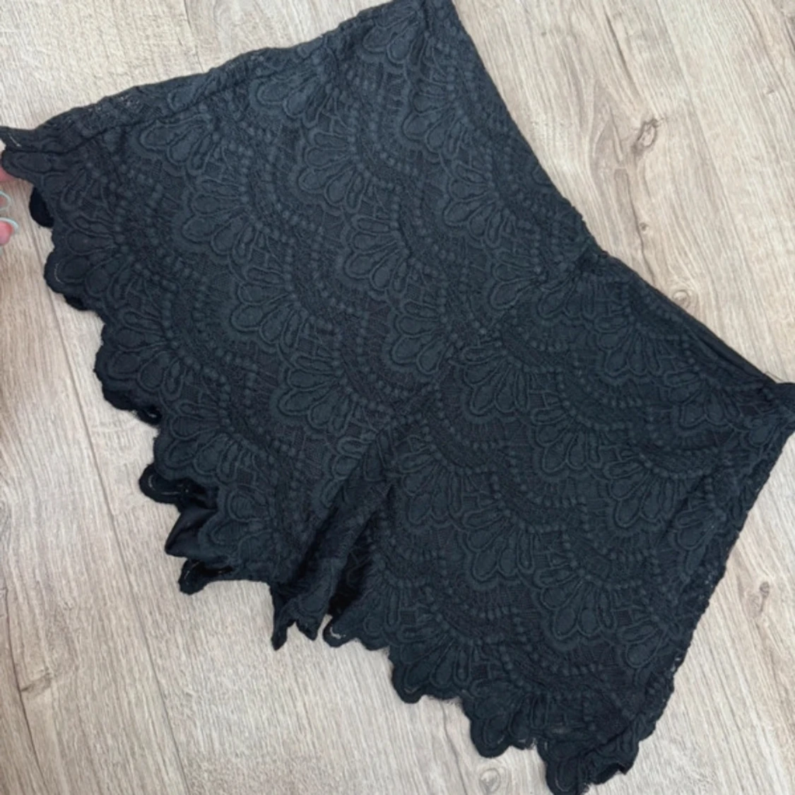 Svarta spetsiga shorts med volangkant