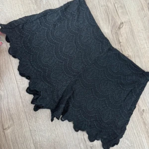 Svarta spetsiga shorts med volangkant - Mycket bra skick! Dom är för små så därför har jag ingen bild hur dom ser ut på tyvärr! 
