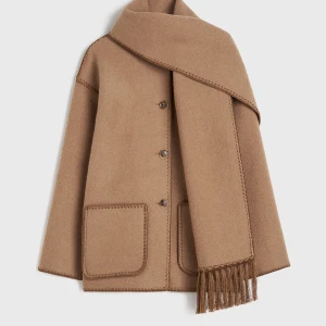 Beige kappa från Loewe med sjal - Säljer en beige kappa från TOTEME! Embroidered scarf jacket, som är galet snygg under vintern. Jag köpte den förra vintern på NK i göteborg, men den har tyvärr inte kommit till användning så mycket som jag hoppats! Materialet är ull och väldigt bra🤎🤍🤎
