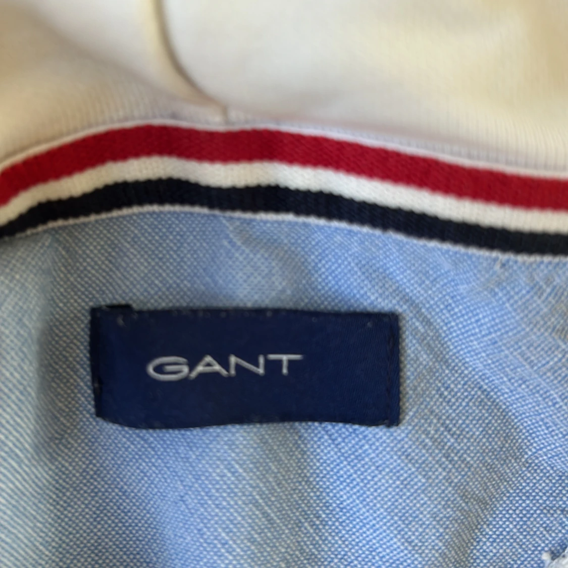 Vit hoodie från GANT med broderad logo - 2