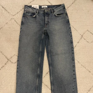 Blå raka jeans - Blå raka jeans från Lindex. Mid waist. Nya med lapp. Nypris 599. 