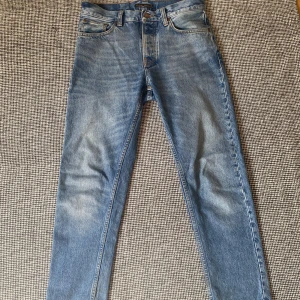  Nudie Jeans 30/30 - Nudie Jeans Gritty Jackson 30/30 • 8/10 skick inga större defekter men dem är använda! • PRIS EJ HUGGET I STEN •