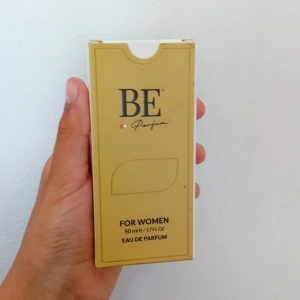 BE Parfum Eau de Parfum 50ml - Snygg parfym för kvinnor från BE Parfum. Kommer i en stilren, rektangulär guldfärgad kartong med svarta detaljer. Flaskan rymmer 50 ml och är en Eau de Parfum. Perfekt för dig som gillar eleganta och klassiska dofter.