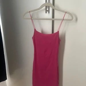 Rosa klänning  - Säljer en snygg rosa klänning från Zara i storlek S. Klänningen är kort med smala axelband och har en enkel, figurnära passform i fint skick 💕💕