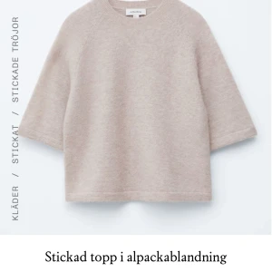 Kortärmad stickad tröja - Kortärmad stickad tröja från &otherstories i alpackablandning. I färgen beige och storlek M. I mycket bra skick. Ordinarie pris: 790 kr. 