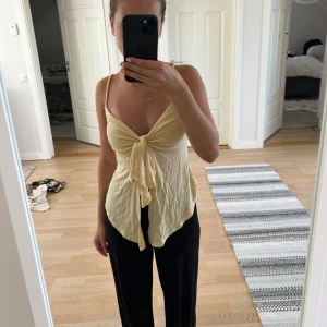 Knyttopp Gina - Säljer detta gula linne med rosett i från från Gina tricot💕 Den är i storlek XS och aldrig använd!