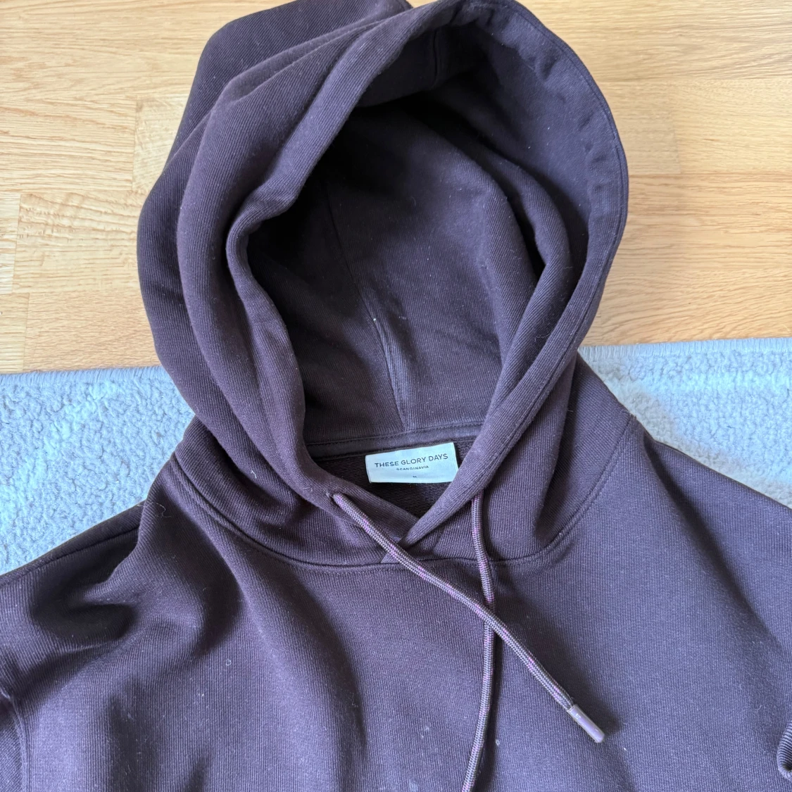 Mörkbrun hoodie från These Glory Days