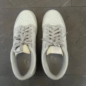 Nike Dunk Low i ljusgrått och vitt - Använda 1-2 gånger. Skick 9.5/10 