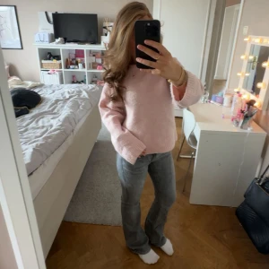 Grå jeans med fickor  - Gråa bootcut jeans men fickor 