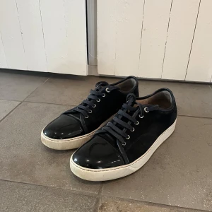 Lanvin skor - Säljer ett par navy lanvin skor storlek UK 9, vilket motsvarar 43-44. Skorna är i fint skick! Dustbag ingår!