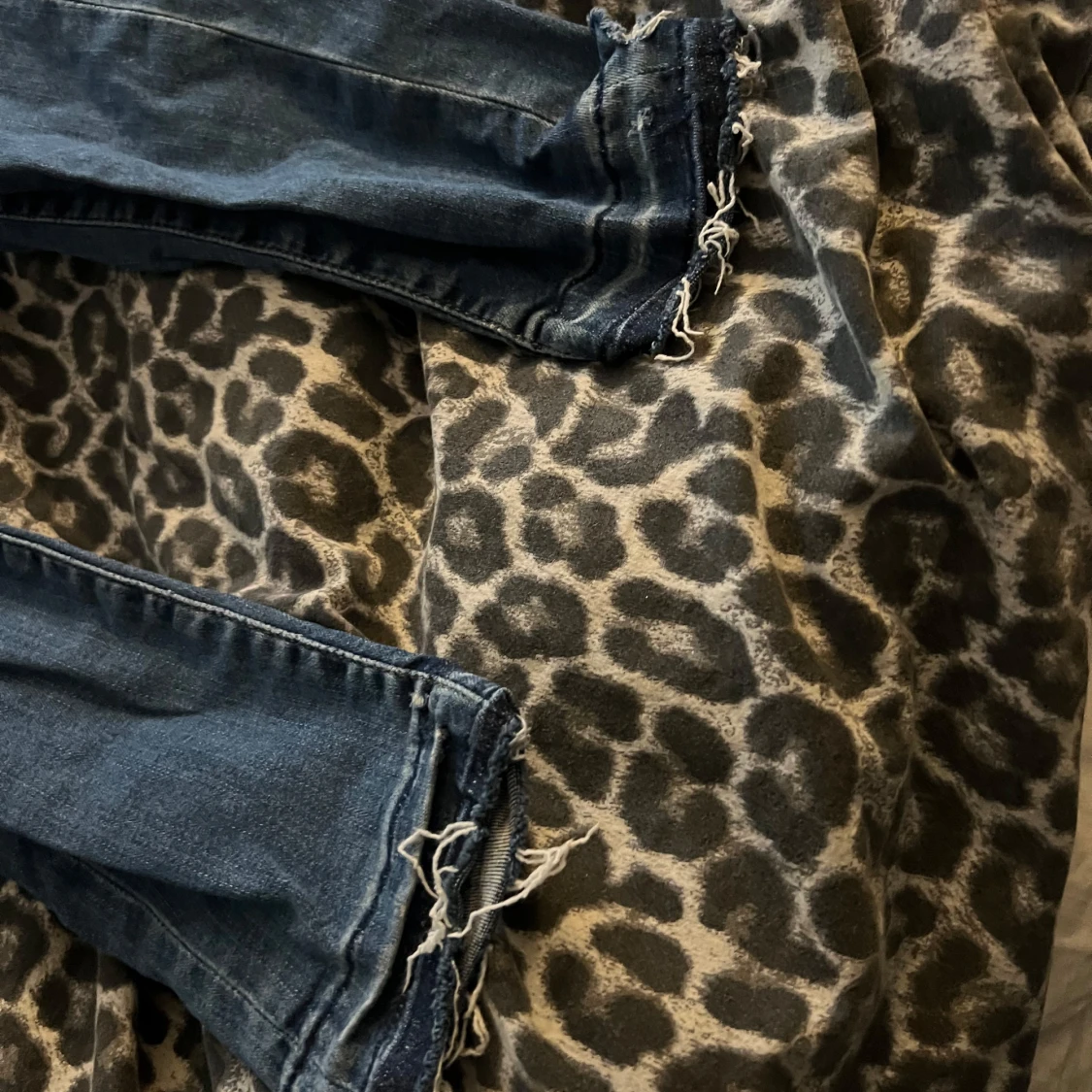 Blå jeans med råa benslut, storlek S - 1