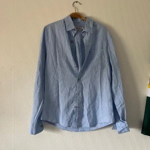 Linneskjorta från dressman - Säljer linneskjorta från dressman. Perfekt till dom lite finare tillfällena men även vardagen. Aldrig använd som sprillans ny. Ordinarie pris 799kr vårat pris 649kr. Priset står ej i sten.