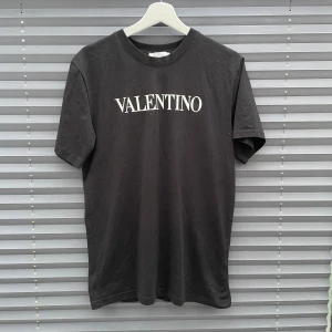 Valentino t-shirt - Svart t-shirt från Valentino med klassisk passform och stort vitt VALENTINO-tryck på bröstet och i väldigt bra skick. Perfekt för dig som gillar en nice t-shirt med en stilrena design. Kom dm vid minsta fråga eller fundering och ♦️kom gärna med bud! ♦️