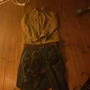 Beige overshirt med fickor - Snygg beige overshirt med fyra stora fickor framtill och klassisk krage. Jackan har dragkedja och är perfekt för lager-på-lager. Materialet känns mjukt och passar till en chill och stilren look.