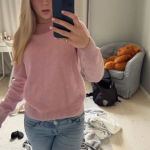 Ljusrosa stickad tröja - Rosa stickad tröja från Arket! Säljer då jag inte använder den alls. Nyköpt och i mycket fin kvalité! Nypris är 900💕