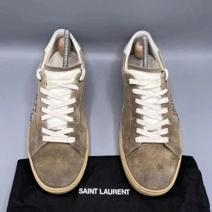 Saint Laurent beige mocka sneakers - Bra skick, väldigt fina. Priset kan diskuteras. Det på bilden medföljer 