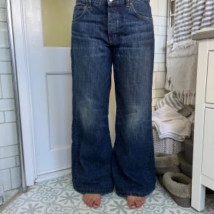 Jeanerica Kyoto wide jeans blå - Säljer ett par mörkblå jeans från Jeanerica, modell Kyoto. De är i princip oanvända och därför väldigt bra skick😊. Storlek 31/34. Nypris 2800kr