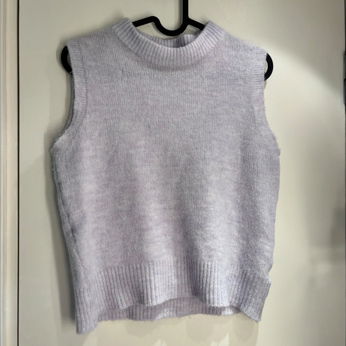 Ljuslila stickad väst Design by Si - 1