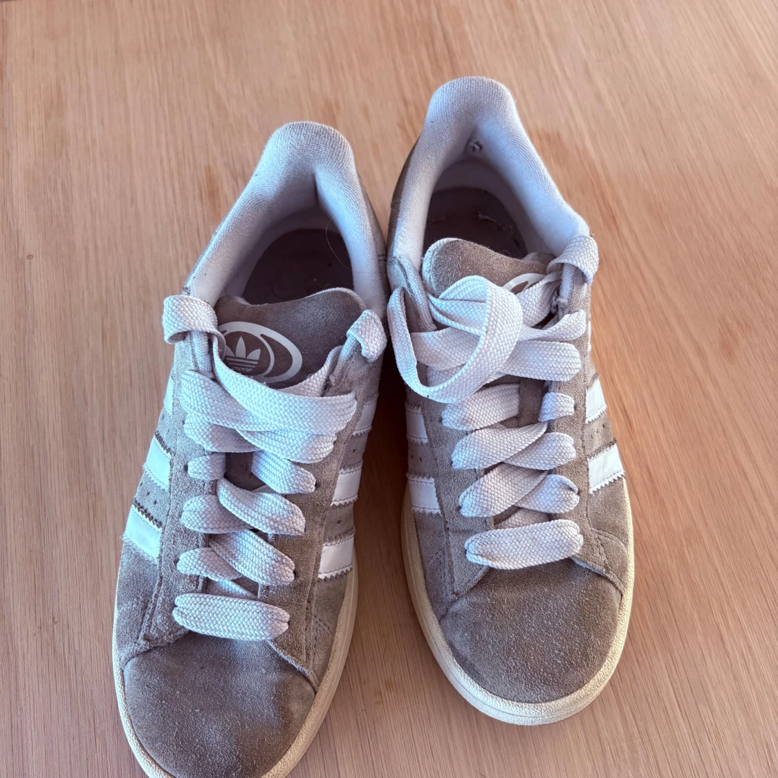 Grå Adidas Campus sneakers i mocka - 1