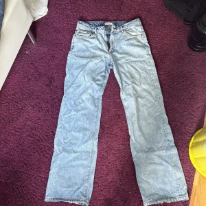 Ljusblå raka jeans från Woodbird - Säljer ett par ljusblå jeans från Woodbird med klassisk femficksdesign och raka ben. Jeansen har bootcut passform