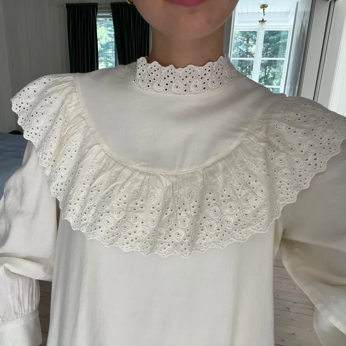 Vit kort klänning med spetsvolang - 2