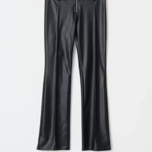 Svarta bootcut byxor i skinnimitation - Snygga svarta byxor från Gina young i läderimitation som är bootcut och  lågmidja står de på hemsidan. Byxorna har dragkedja framtill och bälteshällor och midjemått rakt över är 34,5 cm och innerbenslängd är 75 cm. Hör av dig vid frågor eller intresse 💗