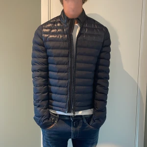 J Lindeberg Dunjacka - Superfet dunjacka från J.Lindeberg i ett grymt skick! Storlek S Jag är 180 och den är lite för kort för mig!