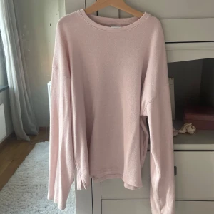 Ljusrosa tröja från Zara - Enkel och snygg ljusrosa tröja från Zara med rund halsringning och långa ärmar. Tröjan har en loose passform och är tillverkad i mjukt material som känns skönt mot huden. Perfekt för lager-på-lager och chill dagar.