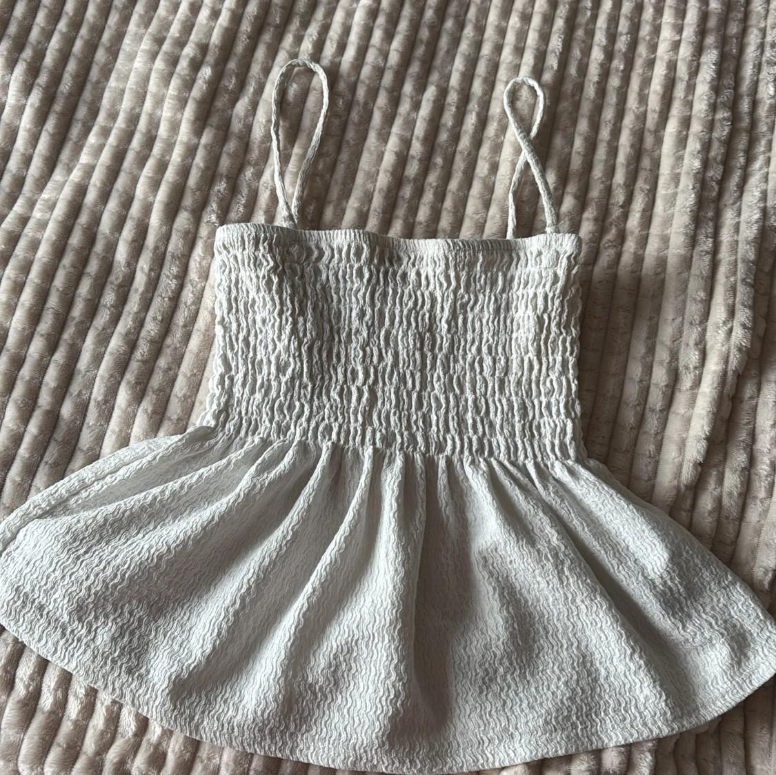 Vit smockad linnetopp Gina Tricot