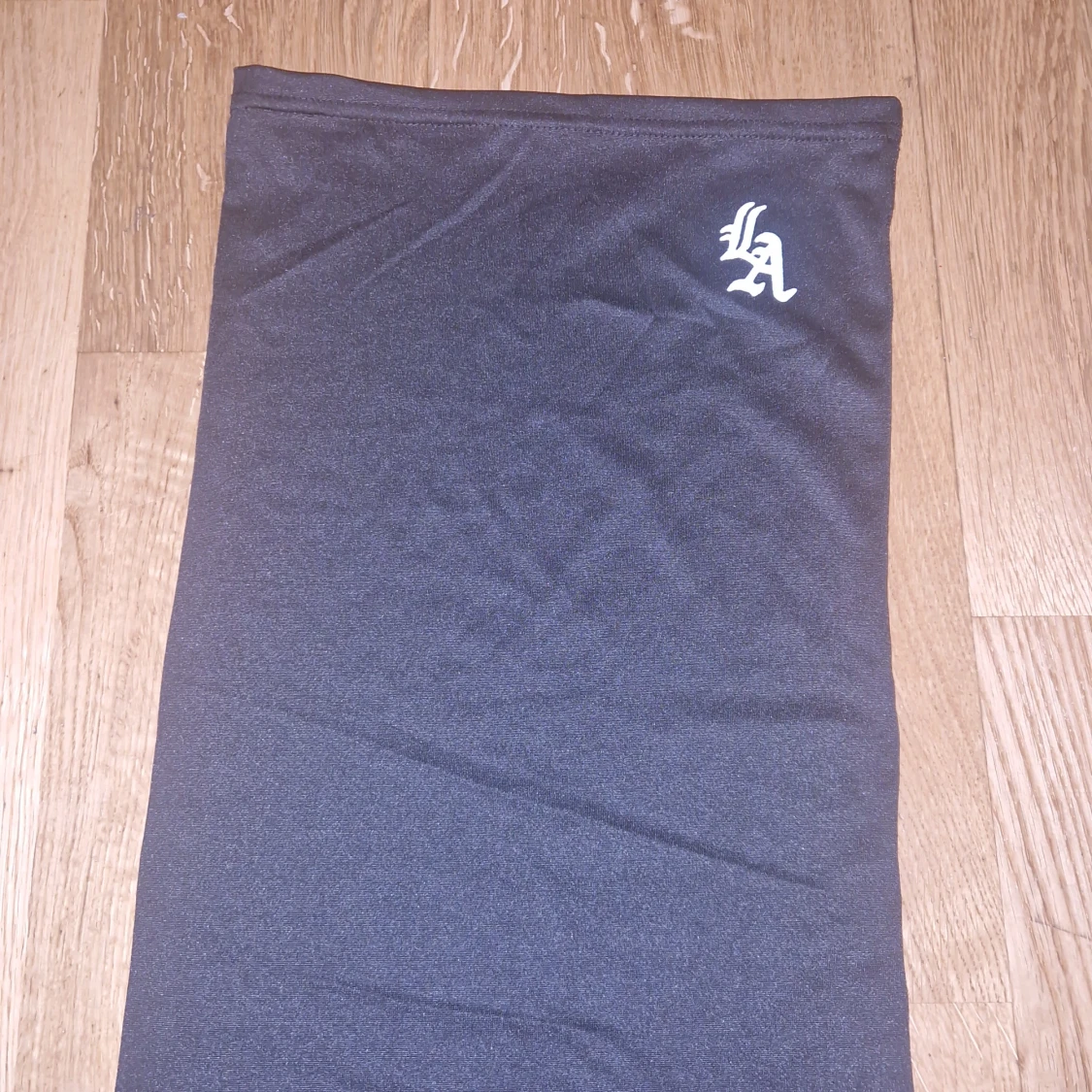 Svart LA halsduk i polyester - 2