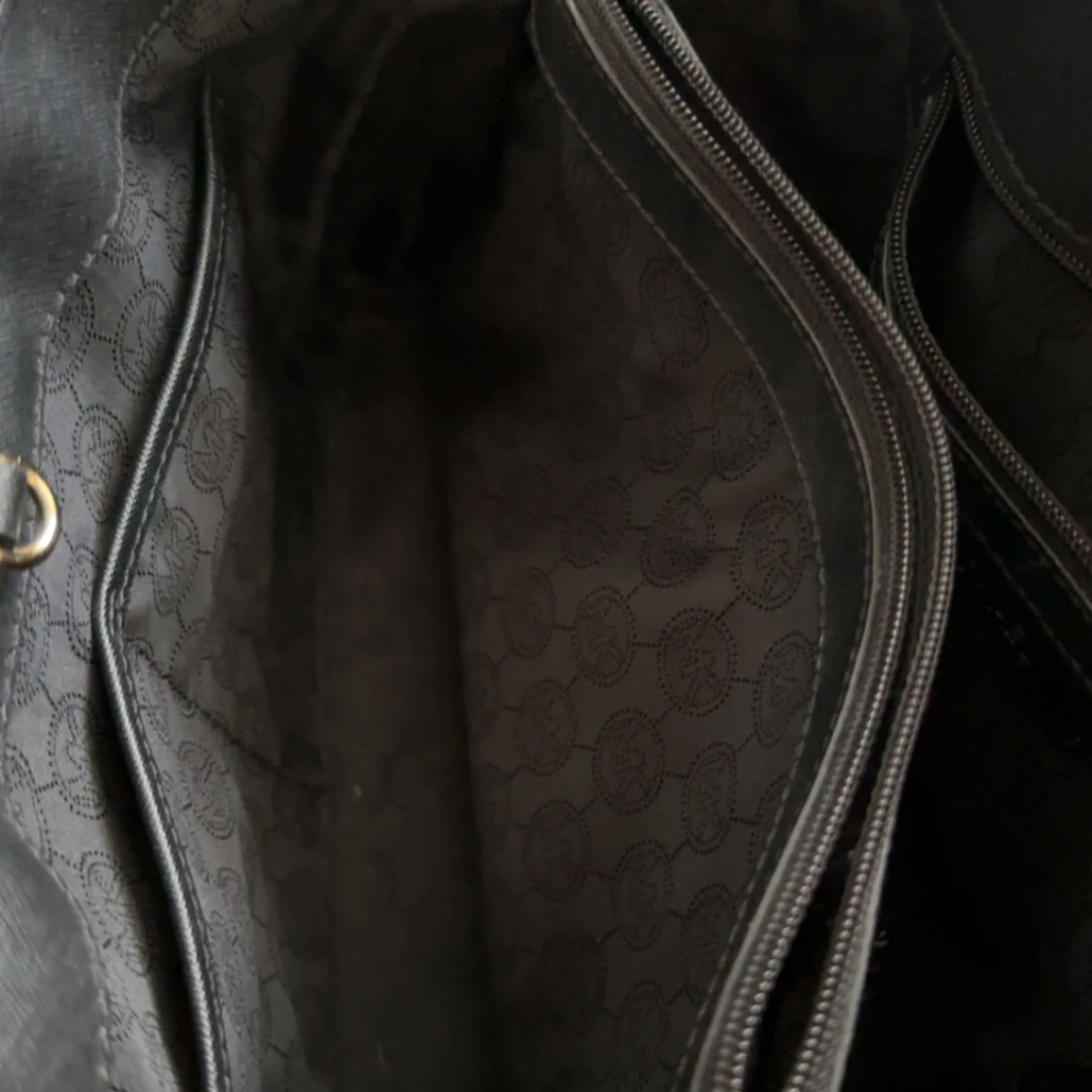 Svart handväska från Michael Kors - 4