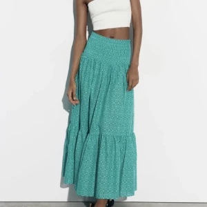 Turkos långkjol med mönster - Säljer en turkos långkjol med grönt mönster från zara. Säljer då den inte kommer till användning och den är i storlek xs, men lappen är bortklippt. Väldigt fint skick!